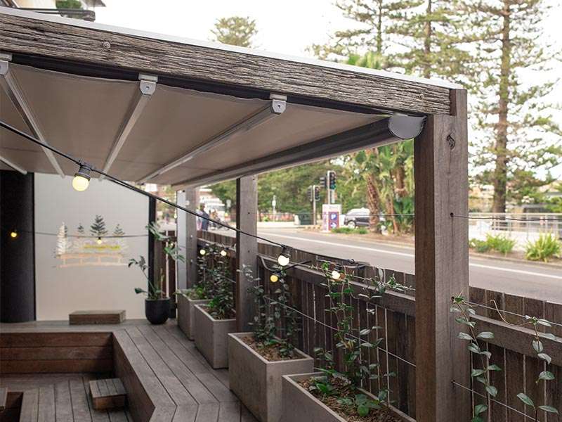 مظلات ساندوتش بانل لمواقف ومداخل مع عزل حراري في الرياض